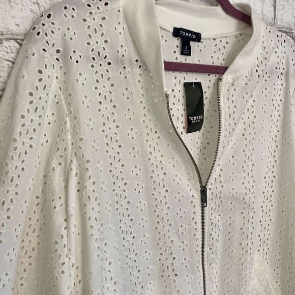 NWT Torrid White Eyelet Bomber Jacket Size XXL - Picture 3 of 4